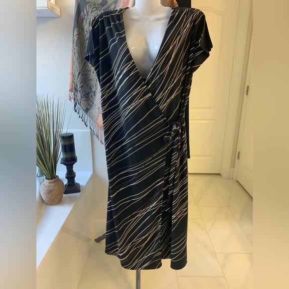 Valerie Stevens Medium Wrap Dress Black Ivory - Picture 1 of 9